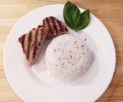 Кстати. Сын в 7 лет. Тунец с рисом, красной паприкой и базиликом. Ещё одно доказательство, что дети любят все простое, а не улыбочки эти собранные из овощей)
И из его цитат: - тунец ХОРОШО ПРОЖАРЕННЫЙ, с гарниром из риса, с красной паприкой, чёрный перцем и БЕЗ ВСЯКОГО СОУСА!