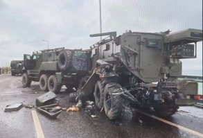 ДТП на Крымском мосту.

Пять новейших З-СТС «Ахмат» в воскресенье, 26 марта, столкнулись друг с друго. До Крыма они не доехали из-за превышения скорости и «несоблюдения безопасного расстояния».

Эти бронемашины 9 мая участвовали в параде Победы в столице Чечни, после чего их отправили в Украину.