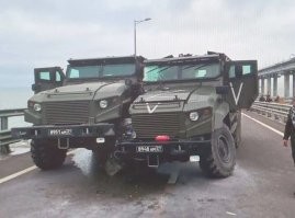 ДТП на Крымском мосту.

Пять новейших З-СТС «Ахмат» в воскресенье, 26 марта, столкнулись друг с друго. До Крыма они не доехали из-за превышения скорости и «несоблюдения безопасного расстояния».

Эти бронемашины 9 мая участвовали в параде Победы в столице Чечни, после чего их отправили в Украину.