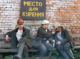 В среднем 225 рабочих дней в году.  Умножим на 14 лет. 3150 дней он отработал. За это время 4.500 перекуров. Итого в день он прокуривал 1.4 раза и истратил на это 355 часов. То есть 4.7 минут на сигарету. Япошки негодуют?