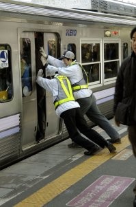 "В японской культуре даже очередность, с которой люди заходят в лифт, накладывает на них определенные обязательства. Поэтому и в таких мелочах у японцев всегда гармония и порядок и каждый знает и свою роль, и свое место"

Тем временем в метро