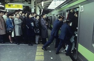 "В японской культуре даже очередность, с которой люди заходят в лифт, накладывает на них определенные обязательства. Поэтому и в таких мелочах у японцев всегда гармония и порядок и каждый знает и свою роль, и свое место"

Тем временем в метро