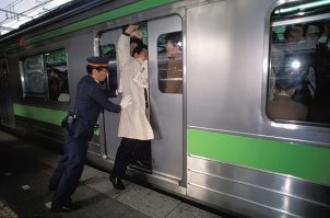 "В японской культуре даже очередность, с которой люди заходят в лифт, накладывает на них определенные обязательства. Поэтому и в таких мелочах у японцев всегда гармония и порядок и каждый знает и свою роль, и свое место"

Тем временем в метро