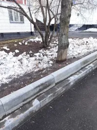 А что не так?
Притча о запрещающем знаке в виде бетонной плиты поперёк во всей красе.
Ну не понимают некоторые индивидумы, что парковаться на газона нехорошо.