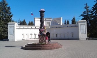 ....28 июня(10 июля) 1855года, в четыре часа утра загрохотало на Мамаевом кургане... -Федот! Где открылась бомбардировка? -Мамаев Курган, Вашбродь!... Вот уж не знал, что Нахимов в 1855 году воевал в Царицине (Он же Сталинград, Волгоград). Нахимов Павел Степанович в это время находился в Севастополе, на МАЛАХОВОМ кургане.