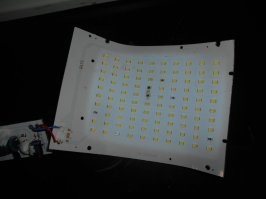 Вот из последнего. Перегорел прожектор 100 Ваттник.
На фото видно, что выгорело только три диода. Ещё на трёх точки видны. Но по факту вымерли вообще все. Ещё несколько скололось, когда отрывал матрицу от радиатора.
Лампочка недавно в люстре потухла. Там семь диодов. Выжил только один крайний.
И это из недавнего. В моей практике ещё ни разу не было, чтобы выгорал только один. Накрываются практически все.