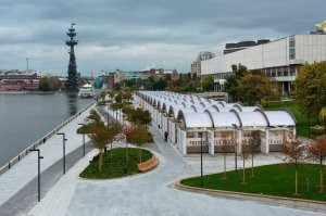 Пост заточенный на заботе о людях. Каждый водитель - человек и пешеход. Не каждый пешеход водитель. Поэтому неправильно на всё смотреть через лобовое стекло и думать только, как проехать побыстрее и как поставить, так чтобы зайти прямо из машины.

Нравится, что и в Москве есть серьёзные изменения в сторону людей. Взять Крымскую набережную - появилось отличное место для встреч и прогулок. А была шумная городская петля.