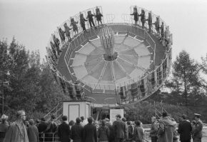 В Лианозовском ПКиО (кажется в конце 90-х) такая фигня сорвалась и улетела вместе с людьми...
