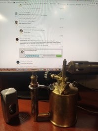Ну если не нужно, то и нет. А если увлекаешься, то понемногу обрастаешь инструментом.  Лампа кстати оригинальный "примус" ,  фирма имею ввиду , начала 20 века. Молоток сам делаю, был просто кусок железа. В свободное время занимаюсь, как говорит моя жена, всякой фигней ))))