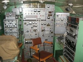 Из-за такого мать его "предохранителя" как то чуть не сгорела цельная радиостанция на заре моей армейской юности ...  Какая то падла на РЩ вместо Пр-5А воткнула гвоздь ... И в самый неподходящий момент начался полный ПИСЕЦ. Пока не обесточили и огнетушителями не залили.