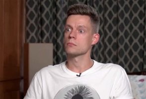 У Бернеса высветился номер на определителе, а не карты. Он сразу понял: это воры из колымской будки звонят! и уехал в Израиль от греха подальше. Поэтому его и на улице не было видно.