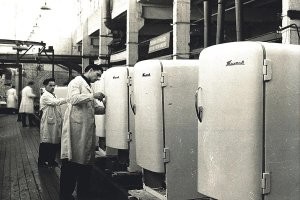 Не могу понять, что за марка холодильника.
Название больше на иностранное похоже.