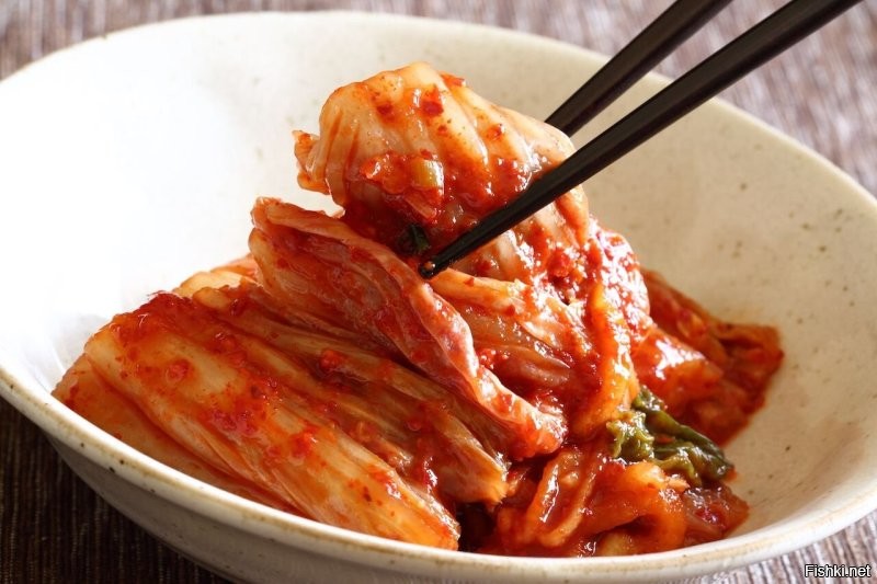 Кимчхи- блюдо корейской кухни, представляющее собой остро приправленные квашеные (ферментированные) овощи, в первую очередь, пекинскую капусту.
Блюдо, ска, а не приправа!!