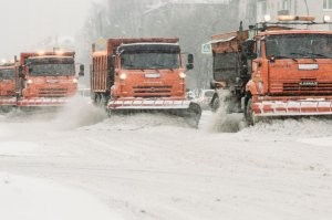 И еще
ЗА ТРИ ДНЯ был прогноз погоды
Три дня было у дорожников на подготовку
1. Пошел снег
2. ГАИ стопорит движения
3. На линию ставят ТРИ-ЧЕТЫРЕ снегоуборщика с отвалами
4. Они идут, чистят рыхлый снег ПО ВСЕЙ ШИРИНЕ ДОРОГИ
а не одну полосу
5. Движение открывают
6. Чистят встречную полосу
.
а вы требует ОТ БАБЫ что-то там "знать прогноз"
Потребуйте от тех, кто ИЗ БЮДЖЕТА деньги получает "за безопасное и качественное содержание автодорог"
ОНИ ГОД К ЭТОМУ СНЕГОПАДУ ГОТОВЯТСЯ, есичо
дорожники наши....
.