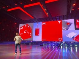 Сегодня презентация была. Шоу Мадонны отдыхает. Вот эти платформы наверху летали вверх-вниз, а с них руководители МТС толкали речи ни о чём. Ну как, о том как продать нам разную невещественную шнягу, которая нам нах не нужна. А между делом у Т2 абонентом столько же, сколько у МТС и Мегафона вместе взятых. И да, МТС как оператор сотовой связи похоже заканчивается...