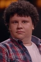 Мальчик сшил рубашку для папы