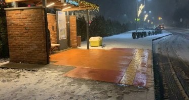 Сука, за.ебали уже этой Кореей с типо удивительной жизнью!!!!  Всё это есть у нас даже в небольших городах!!! И между прочим ни у кого глаза не вылазят. А тупые прачечные по америкосскому принципу вообще тупизна скотская. Я, пока моя машинка дома, стирает могу другими делами заниматься или вообще гулять пойти, а не сидеть караулить часами своё бельё, которое стирается после триперных каких-нибудь в одной машине.  Библиотеки, сука, в метро... У нас в каждом телефоне у каждого гражданина библиотеки в метро-читай-не хочу! Сети кофеен...  Опять америкосское содрали и как достижение показывают? Пи.здец, бл..дь!!! Остановка с зарядкой... Бля, да у нас такие уже не первый год по всему городу. Зарядка, подсветка, подогрев. Маленький городок. Подсветки переходов тоже самое. Зае..балась тут показывать наши переходы! Кимчи это НЕ ПРИПРАВА!!! Это блюдо! Отдельнон и самодостаточное, которое могут приправлять ПРИПРАВАМИ! Автор, ты скотинище слепошарое, тупое! Что б у тебя задница так же разлупилась, как ты обещал нам глаза вытаращивать! Хватит нам уже этих корейских типо чудес.  Ничего необычного вы не показываете.