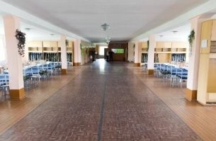 Я такие казармы строил. Четырехэтажки на 400 человек.По роте на этаж,санузлы,канцелярии, сушилки и лесничные пролеты скомпонованы по краям здания, в средней части колонны с балками,их ставить надо было очень точно,ибо на них опирались плиты перекрытия. С чурбаньем из стройбатов это было подвигом
