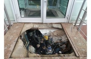 Женщина провалилась сквозь крыльцо перед входом в аптеку