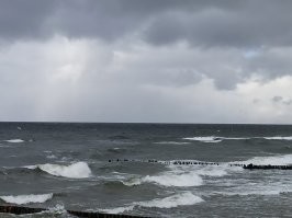 У нас в области в частности в моём городе снимали много фильмов. Более современных с десяток точно будет. НО! Даже специально посмотрев нарезку кадров именно моего города, я не просто не узнавала мест где это снято, но и в большинстве снято было серо, уныло, выбраны совершенно рядовые и даже страшненькие места. А ведь даже у нас в небольшом городке есть особо уникальные, с особенным колоритом не просто дома, а улицы! Из последнего, на мой взгляд просто возмутительное, съёмки в торговой палатке в маленьком посёлке. Просто реально страшненькая палаточка, железная, облезлая слегка. Рядом, в паре шагов несколько маленьких магазинчиков, симпатичные домики, море и красота Куршской косы. НИЧЕГО ИЗ ЭТОГО в фильме не показали! Это просто оскорбление места где снимали!
 После этого пришла к выводу, что современные киношники к нам едут отдохнуть, ну и попутно чёнить поснимать для отмазки куда потратили бабло.
 А вот в советские времена снято множество фильмов именно из-за особой натуры. Вот список самых известных: 
1. «Был месяц май» (1970);
2. «Весна на Одере» (1967);
3. «Встреча на Эльбе» (1949);
4. «Двадцать дней без войны» (1976);
5. «Дорогой мой человек» (1958);
6. «Мир входящему» (1961);
7. «Отец солдата» (1964);
8. «Судьба человека» (1959);
9. «Щит и меч» (1968);
10. «Я – русский солдат» (1995).
11. "Женя, Женечка и Катюша" (1967)
 12. "Ошибка резидента"  (1968)
 13. "Слуги дьявола на чёртовой мельнице (1973) (мой папа снимался в массовке, когда был курсантом)
 14. "Про Красную шапочку" (1977)
 15 "Трое в лодке, не считая собаки" (1979)
 16. "Секретный фарватер" (1988)
 17. " Воскресный день в аду" (1989) (снимали ровно на том месте, где мы по окончании года собирались на пикник всем классом)

 После этого тоже очень немало фильмов и сериалов. Но, как писала выше, ничего такого что было запоминающееся, не могли бы найти нигде кроме как у нас. "Морские дьяволы" только несколько особых локаций сняли. Это видно в нескольких сезонах. А так фильмишки, низкопробной ерундой смотрятся.  
 Вот кадр из фильма "Двадцать дней без войны" и волнорезы, которые помнят Никулина и мы помним прекрасные фильмы снятые в наших местах.