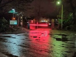 Такой светящийся дорожный барьер может сбить с толку людей, ищущих продажной любви.