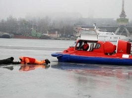 Спасать надо в любом случае. Всё таки человек.. хоть и дурак.  Но,  надо и штраф давать такой, чтоб больше в голову не приходило - вылазить на лёд, когда оттепель началась, и по всем пробам и прогнозам - лёд уже не пригоден к зимней ловле.
Ну побежал он в противоположную сторону.. звоните ментам, пускай они его на противоположном берегу встречают,  устанавливают личность и награждают штрафом в 50К  чтоб головешкой своей соображал.   В идеале, чтоб у  МЧС  какие-нить аэросани были, на воздушной подушке.. чтоб и к терпещему беду можно было оперативно  успеть, и чтоб у полудурка такого не было мыслей ещё и бегать со снастями по люду от спасателей.