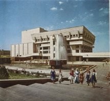 Алма-Ата. Дворец культуры АХБК. Правда ни того, ни другого уже давно нет. Есть алматы, а вместо АХБК (самого комбината) конченый ТЦ. Похерили все производство. Только купи-продай-сдай в аренду.