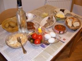 спасибо конечно но чур меня от этих деликатесов) я человек простой так сказать не из элит, по мне обычная еда для работяг, холодец, жаренное мясо с гарниром из овощей и картофеля, маринованные огурцы, сельдь соленая - вот эти деликатесы по мне) 

так сказать понятие "деликатес" у каждого свои)