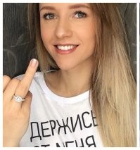 ...участница популярной девичьей группы «Ранетки»

Первый раз слышу. Хорошо поют и пляшут?

...звезда сериала «Ранетки» 

Шикарный сериал наверное. Сейчас посмотрел, а он даже в топе Кинопоиска. Аж 2,7 из 10 возможных. 

...Елена Третьякова

А чем эта тетка еще знаменита, что кто-то должен даже ее знать и интересоваться ее проблемами?

И объясните ей наконец каким пальцем надо фак показывать