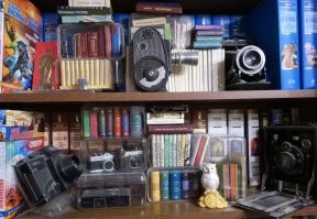 Прочитал заметку и решил осмотреть свою квартиру на предмет скрытых камер.
И вот что случайно обнаружил. Видимо, жена что-то подозревает, поэтому обложила меня со всех сторон.