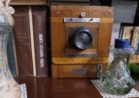Прочитал заметку и решил осмотреть свою квартиру на предмет скрытых камер.
И вот что случайно обнаружил. Видимо, жена что-то подозревает, поэтому обложила меня со всех сторон.