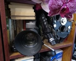 Прочитал заметку и решил осмотреть свою квартиру на предмет скрытых камер.
И вот что случайно обнаружил. Видимо, жена что-то подозревает, поэтому обложила меня со всех сторон.