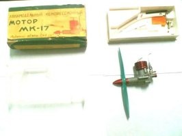 Был такой , стоял на моем по2 который я пилил и шлифовал месяца 2 , радости не было предела , после первого полета даже ноги и руки тряслись . Было время и я так стоял когда занимался в военно патриотическом клубе в дворце пионеров . Ребята возможно тоже от туда . У меня бабушка жила между 28 ми и горького , помню когда за парк горького нужно было платить я просто говорил что иду к бабушке которая живет на многоводной и меня пропускали :)