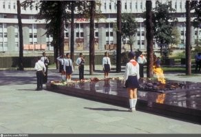 Был такой , стоял на моем по2 который я пилил и шлифовал месяца 2 , радости не было предела , после первого полета даже ноги и руки тряслись . Было время и я так стоял когда занимался в военно патриотическом клубе в дворце пионеров . Ребята возможно тоже от туда . У меня бабушка жила между 28 ми и горького , помню когда за парк горького нужно было платить я просто говорил что иду к бабушке которая живет на многоводной и меня пропускали :)