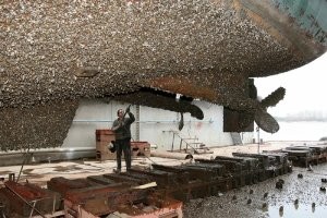 Плеткой побить это по-русски, а всякие заморские рецепты нам приписывать не надо.
Килевание это смерть с 90% гарантией. Если каждого за драку или опоздания убивать, то неожиданно самому придется резко сойти за борт с дырочкой в боку, а люди разберуться что делать дальше - может в пираты подадуться, а может просто на берег сойдут и в солнечной Испании растворятся.