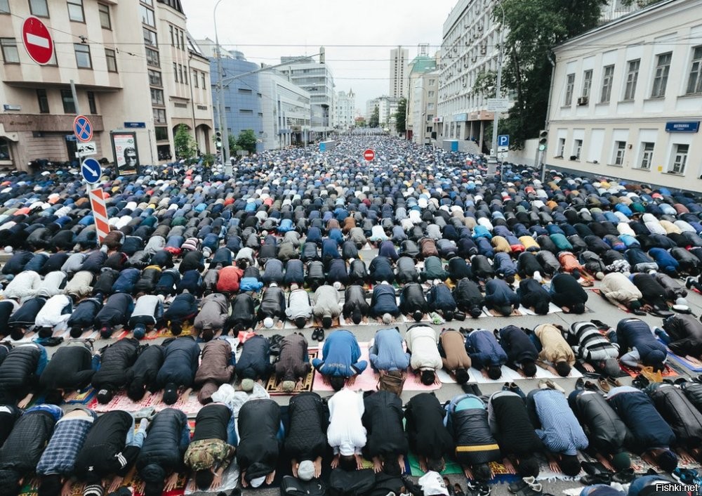 <<Мечеть не будет мешать жителям близлежащих домов...>>
----------
особенно по религиозным праздникам, когда там многотысячные сходняки будут собираться чтобы баранам глотки кромсать.