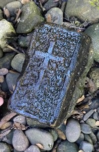 Это так называемый "Голодный камень" их много в реках европы, если ты его увидел, означает что река сильно обмелела и идет засуха, и соответственно, голод.