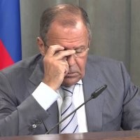 Сам видел не раз, как некоторые стоя в левом ряду на аварийках, на многополосной трассе, меняли колесо, так будто на спущенном нельзя доехать до обочины.