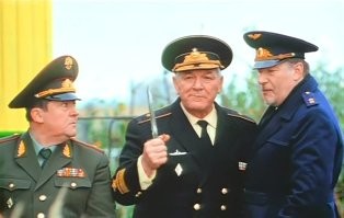 Эффектный побег кабана от вооружённых мужчин