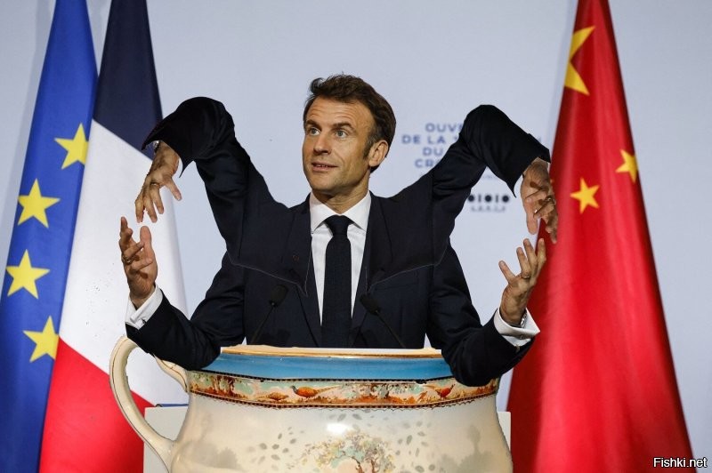 Макрон и ваза. В сети обсуждают "оскорбительный" подарок французского президента, который он привёз в Китай