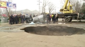 Несколько лет назад в Пензе машина тоже провалилась в яму с кипятком - погибли двое мужчин. Нашли ОДНОГО "виновного", сделали из него козла отпущения , по другому не скажешь. Тянули следствие как могли. и в итоге дали ему 3 года колонии поселения...больше НИКТО не понес никакой ответственности...как то так(((