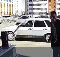 Ну... Он не запарковался. 
Сидит в машине. 
Может ждёт кого-то.