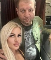 Но надо отдать должное, в самолете он вел себя очень прилично. Как только самолет взлетел, он пошел просить алкоголь, но экипаж отказал. Никто его не видел, не слышал, зато со всеми фотографировался. Я тоже сфотографировалась – чем я хуже полицейских?» – добавила Анна.
Вот собственно и героиня этой душераздирающей истории.