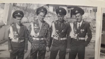 в моей части 1995 год)))  меня на фото нет))))))))