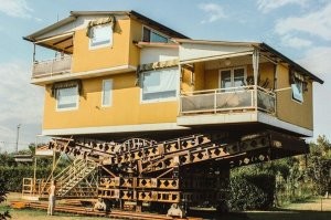 Летающий дом из Италии  
Месторасположение: Кастельнуово-Магра, Италия
Дизайнер/Архитектор: Аннунцио Лагомарсини
Построено в 1987-1994г.