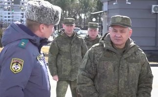 Вот этому бы еще кто-нибудь пункты Устава рассказал. Так-то понятно - он в армии не служил, откуда ему знать.