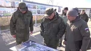 Вот этому бы еще кто-нибудь пункты Устава рассказал. Так-то понятно - он в армии не служил, откуда ему знать.