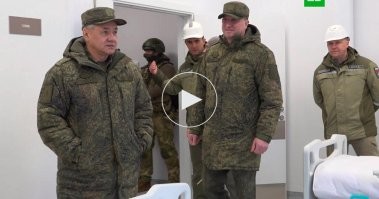 Вот этому бы еще кто-нибудь пункты Устава рассказал. Так-то понятно - он в армии не служил, откуда ему знать.
