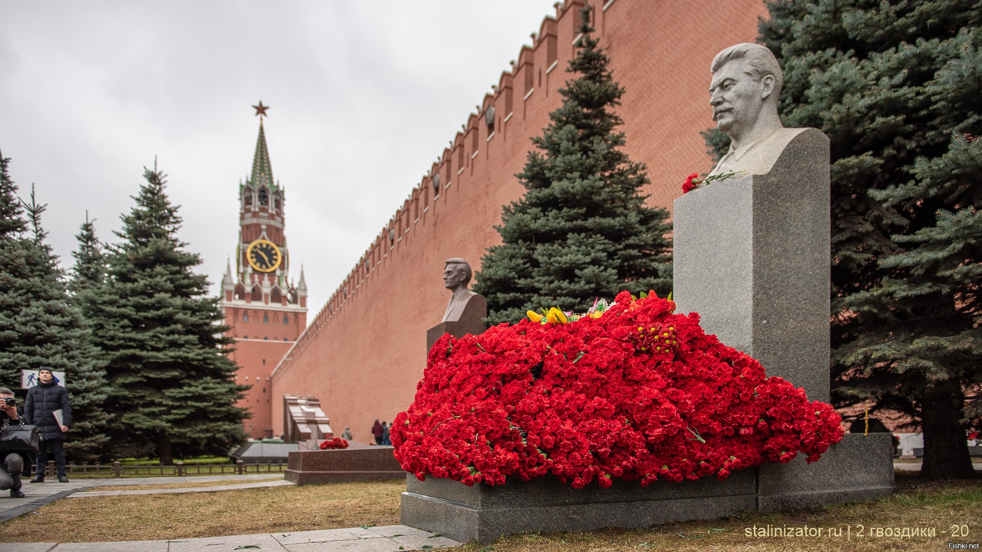 Надгробие Иосифа Сталина у кремлёвской стены в Москве.