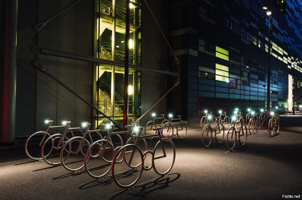 Велопарковка в центре Осло. В тёмное время с подсветкой.